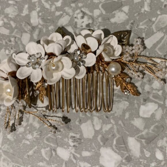 SHEIN floral and faux pearl hair comb (NWOT) - FREE with bundle - Picture 2 of 3